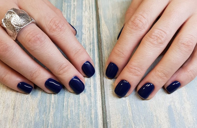 Donkerblauwe manicure