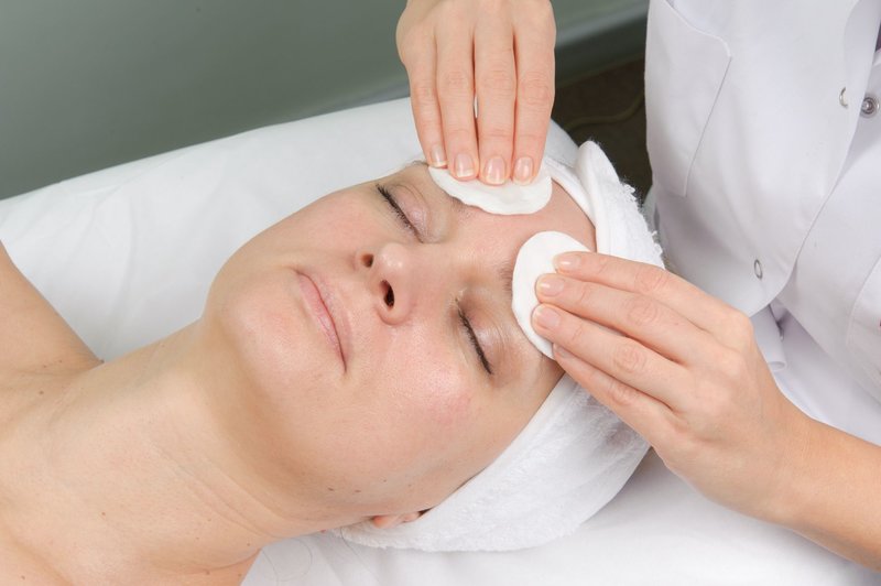 Toepassing van pre-peeling lotion voor het ontvetten van de huid