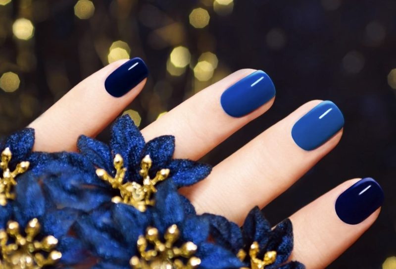 Shellac-manicure in gecombineerde blauwe tinten