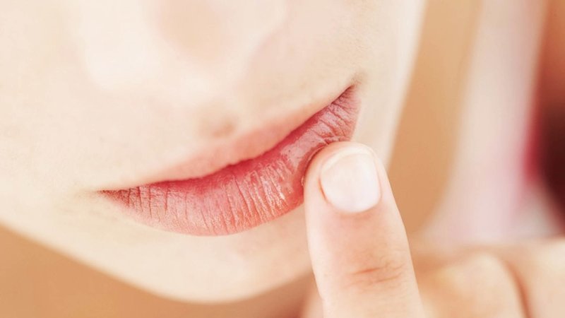 Massage des lèvres légères