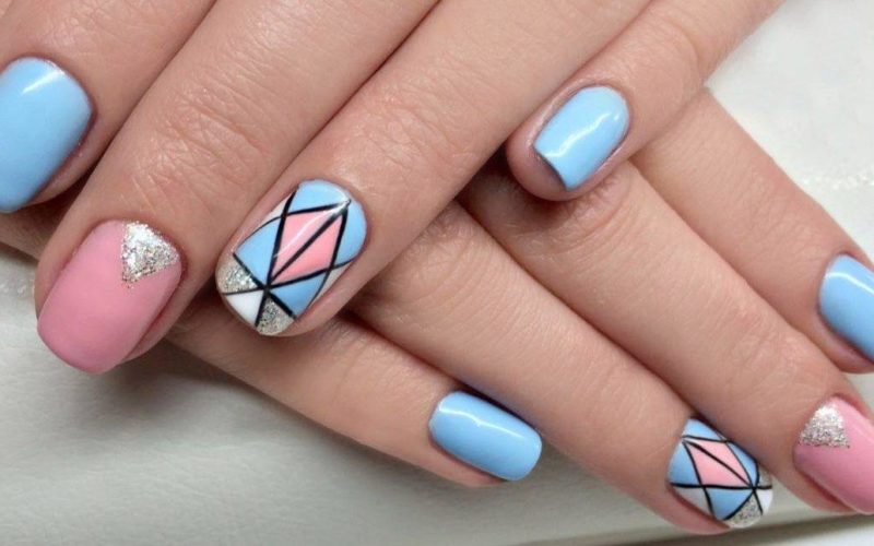Delikatny manicure z geometrią