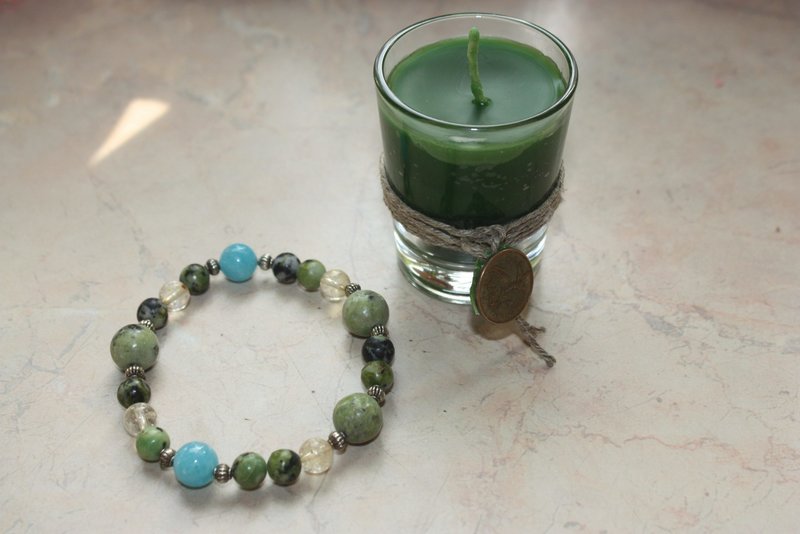 Svíčka a náramek pro rituál nabíjení amuletu