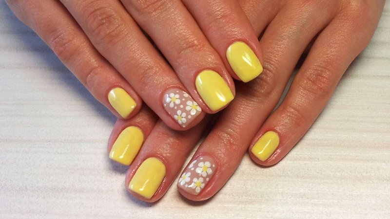 Żółty manicure z kwiatami