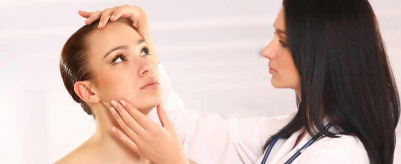 Kosmetolog evaluerer hudtilstanden