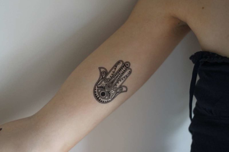 Charm tetoválás a váll belső részén