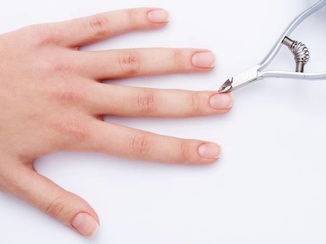 Préparation des ongles avant l'application de vernis gel