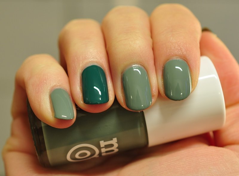 Grön ombre på korta naglar
