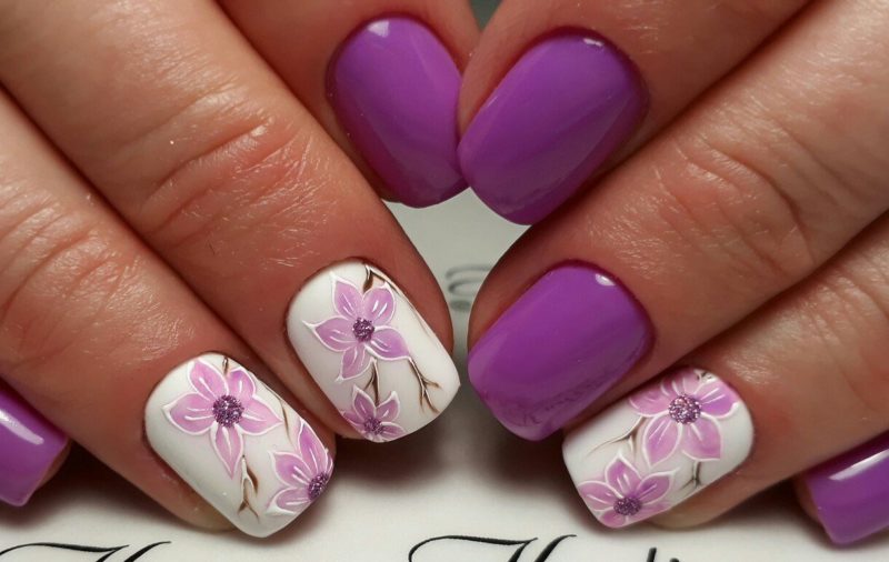 Paarse bloem manicure