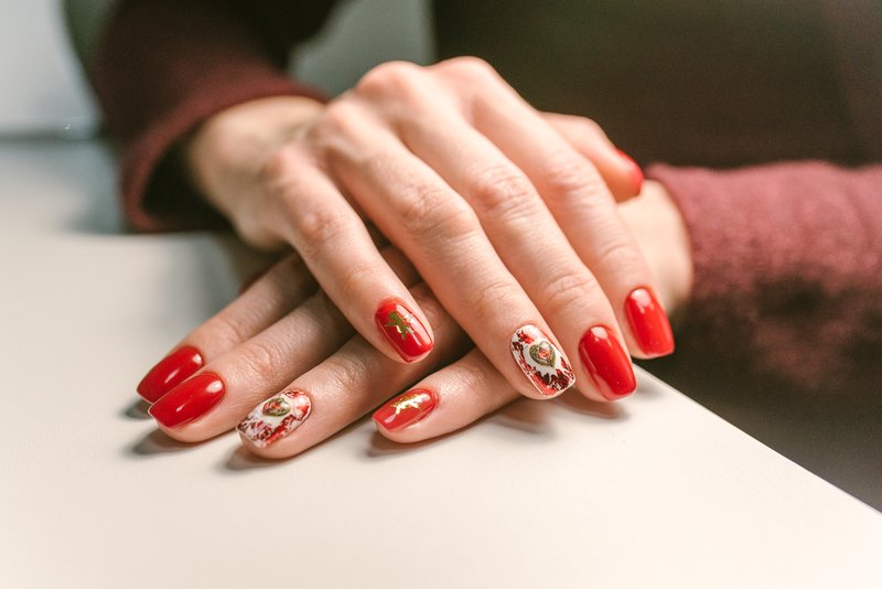 Design de unghii cu șelac în culori roșii