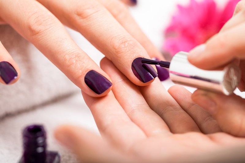 Manicure z fioletowym lakierem hybrydowym