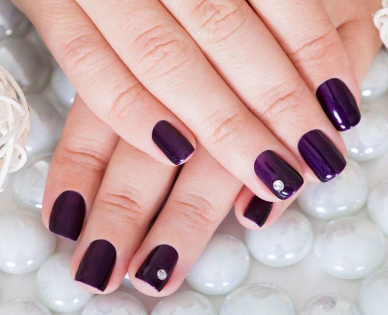 Manicure met schellak en steen in violette tinten