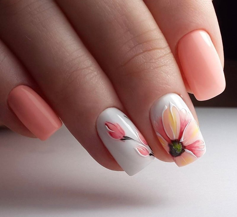 Shellac-manicure met bloemmotieven.