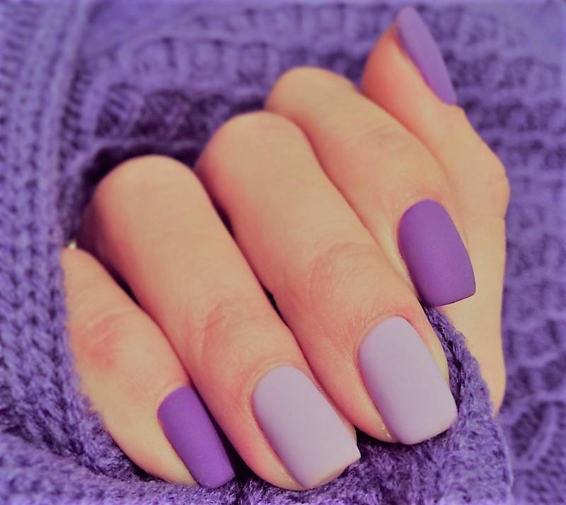 Lớp phủ mờ Lilac-violet của móng tay