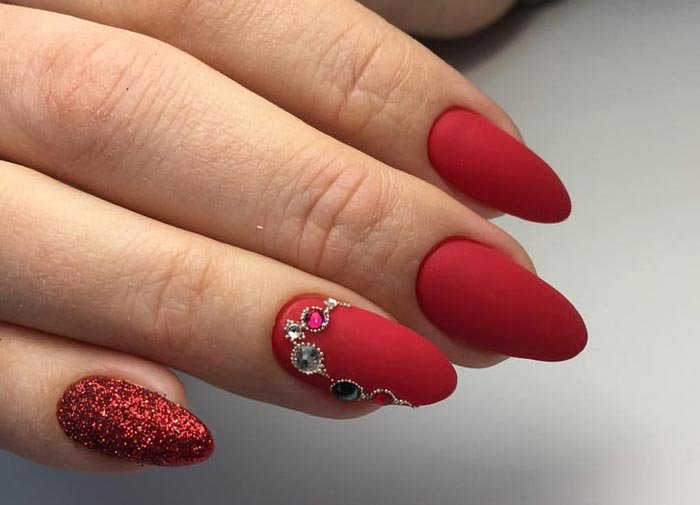 Matowy manicure z kryształkami w czerwonych odcieniach
