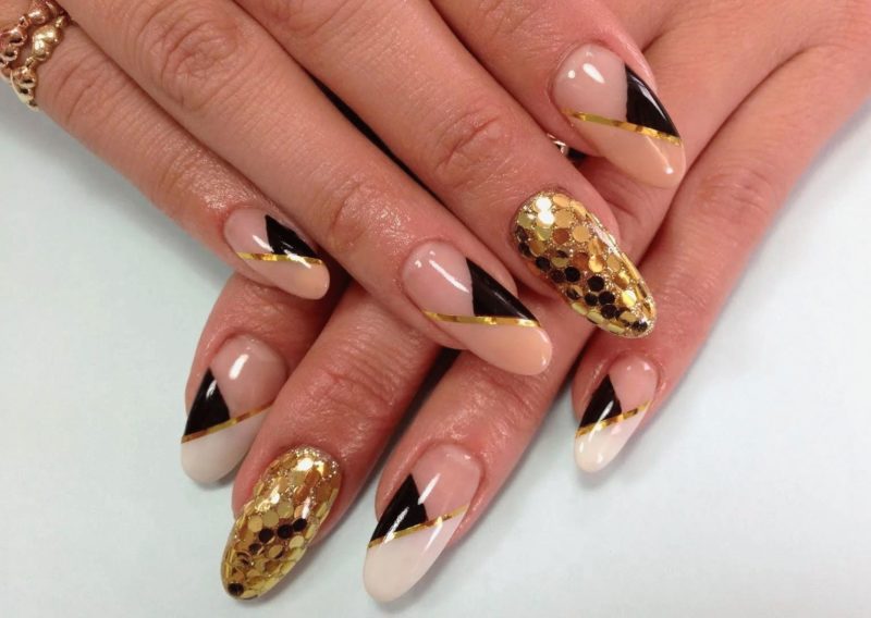 Gouden geometrie op lange nagels