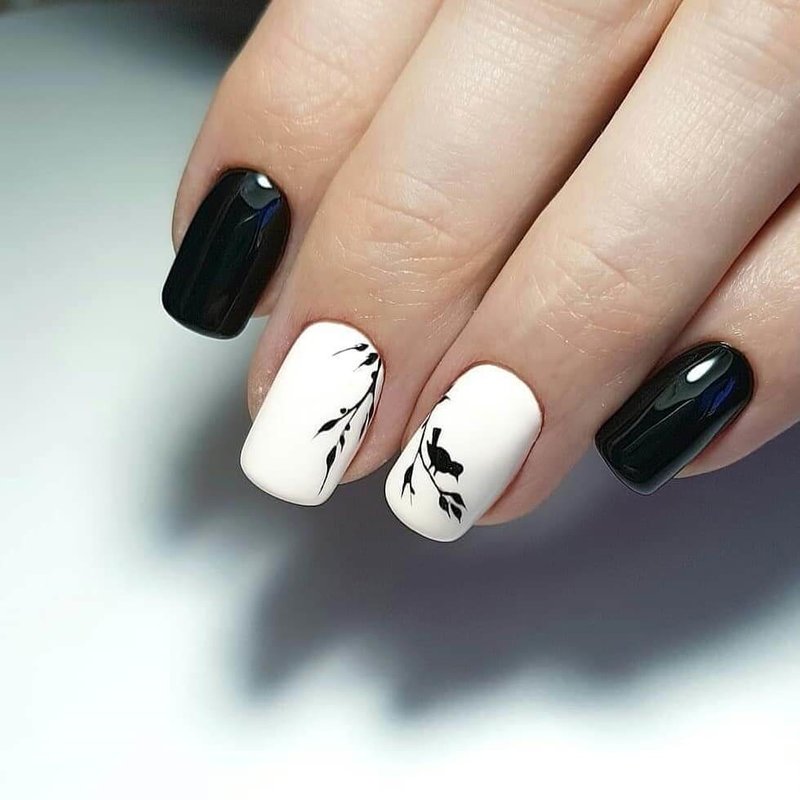 Stylowy czarno-biały manicure z wiosenną kompozycją