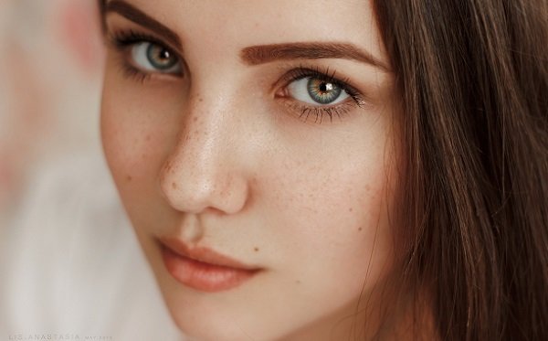 Make-up voor meisjes van 14-16 jaar oud met de nadruk op wenkbrauwen