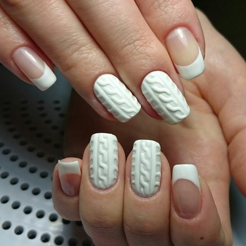 Gebreide manicure op een witte basis