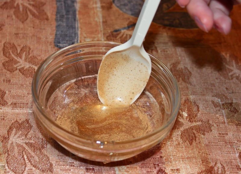 Matlagning av en mask med kanel och honung