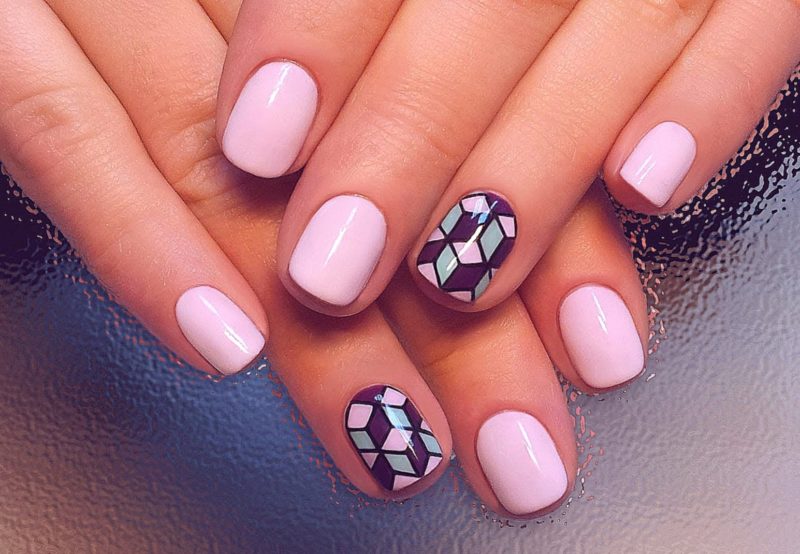 Roze manicure met abstractie.