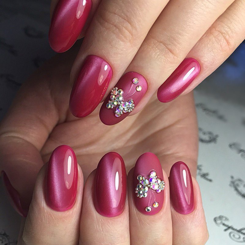 Różowy manicure z szelakiem i cyrkoniami
