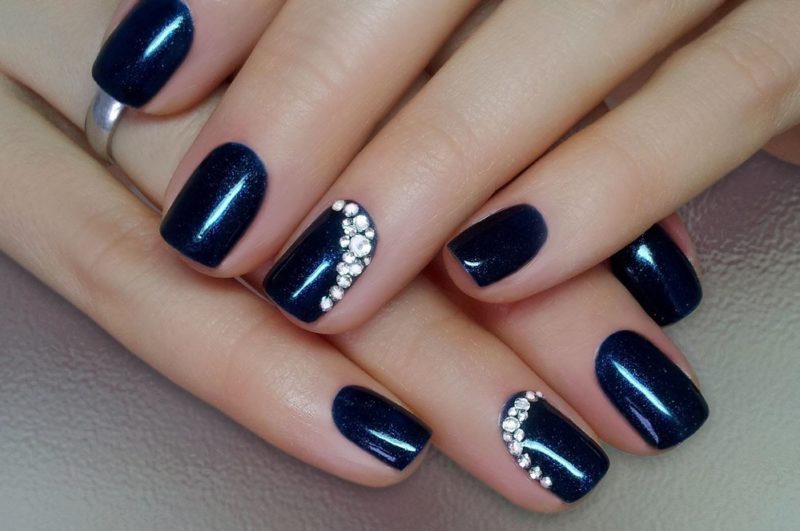 Blauwe manicure met strass steentjes
