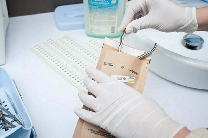 Sterilizácia nástroja je dôležitým krokom pri predlžovaní nechtov