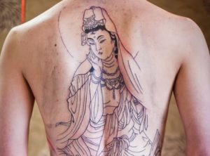 Buddyjski tatuaż z amuletem