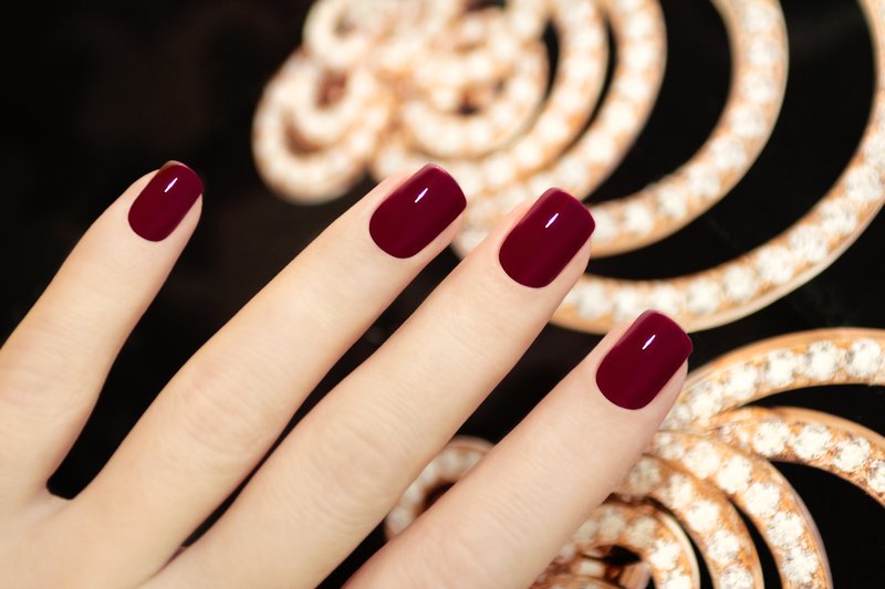Marsala färg på naglar
