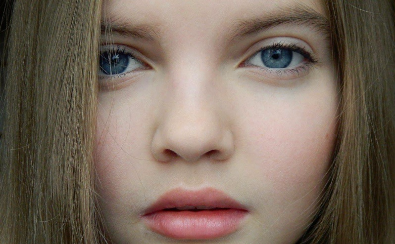 Trang điểm dễ dàng cho bé gái 11 tuổi: mascara được thoa lên lông mi, và son dưỡng màu hồng đào được thoa lên môi