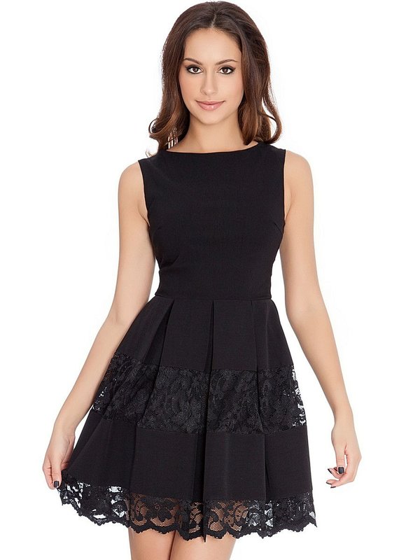 فتاة في فستان كوكتيل أسود مع الدانتيل على تنورة