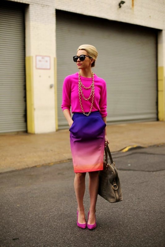 Mergaitė ryškiai rožiniame megztinyje ir sijone su sklandžiu gradiento perėjimu