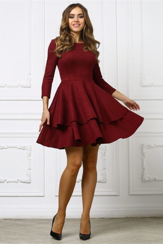 Fată într-o rochie de cocktail puffy burgundy
