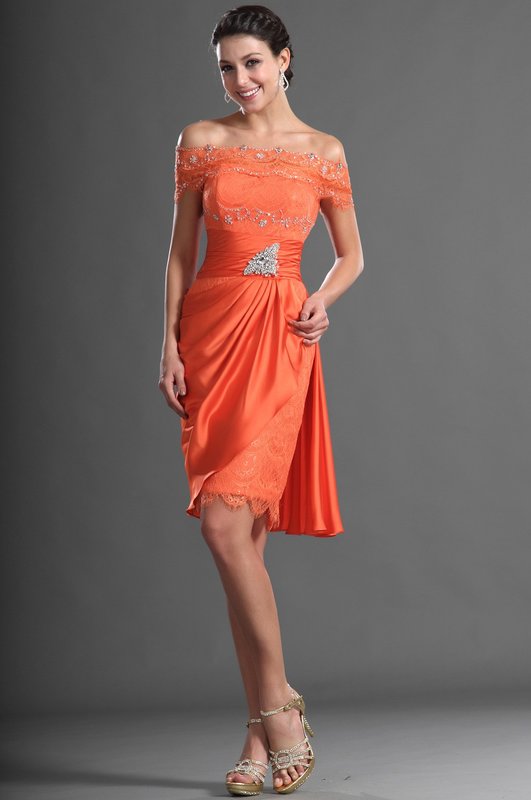 Dívka v oranžové koktejlové šaty s holými rameny a kamínky
