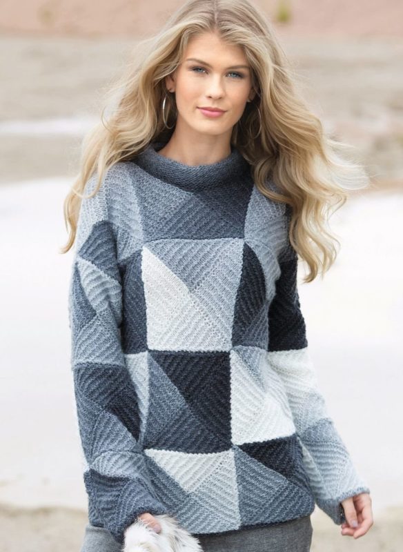 Jente i en patchwork-genser