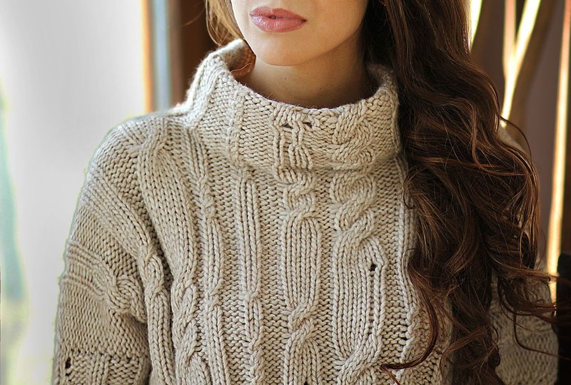 Dívka ve svetru s originálním úpletem