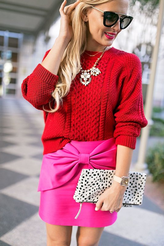Dívka v červeném svetru a růžové sukni