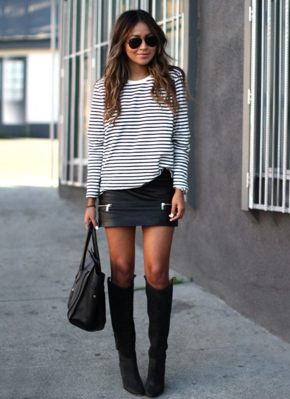 Jente i en horisontal stripet genser og miniskjørt