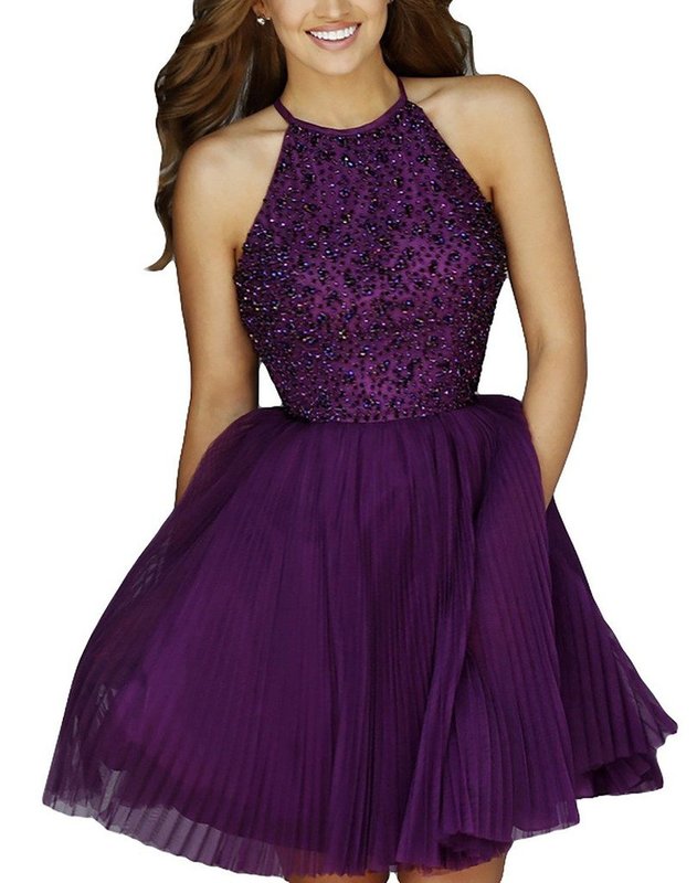 Fată într-o rochie de cocktail violet cu strasuri pe corset