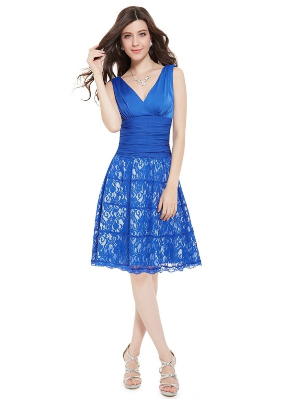 Dívka v modrých koktejlových šatech s krajkou na sukni