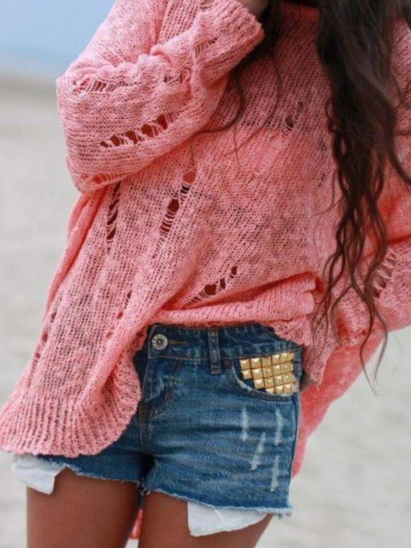 Момиче в пуловер в стил гръндж.