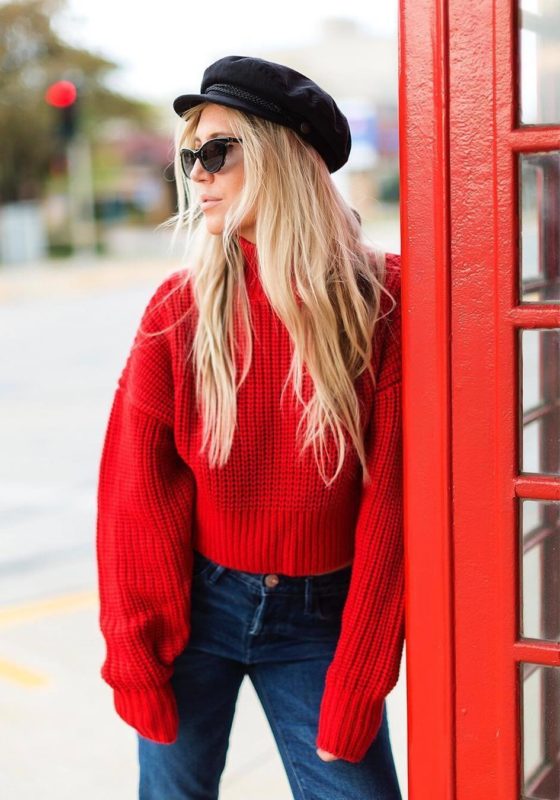 Момиче в червен голям пуловер