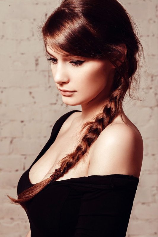 Dziewczyna z długim ukośnym grzywką w połączeniu z gradientem fryzury