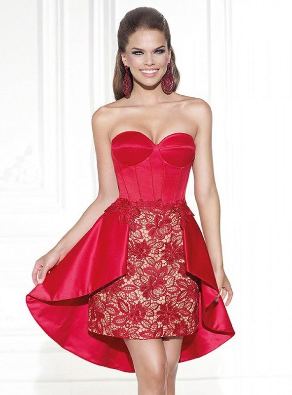 Dívka v červených koktejlových šatech s krajkovou sukní