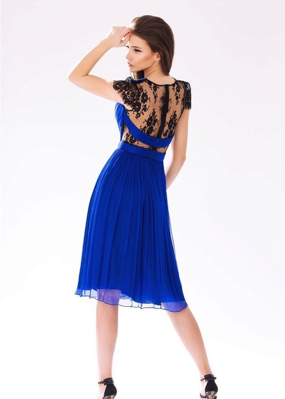 Fată într-o rochie de cocktail albastru, cu dantelă pe spate