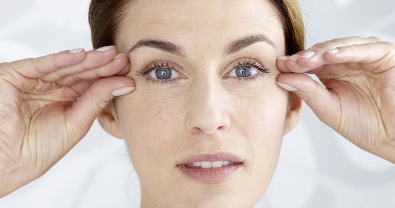 Juiste huidverzorging rond de ogen