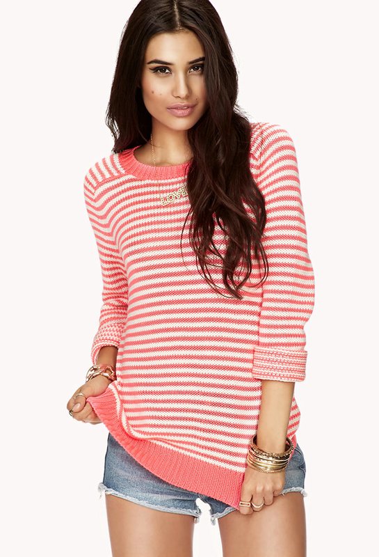 Dívka v horizontální pruhovaný svetr a šortky.