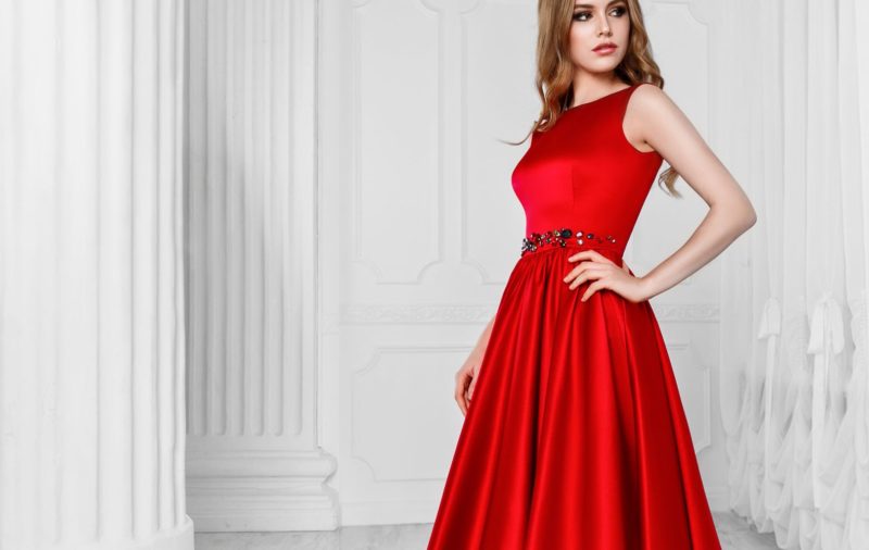 Fată într-o rochie de cocktail roșie