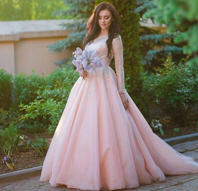 Rožinė vestuvinė suknelė