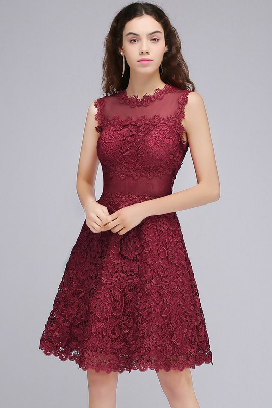 Fată într-o rochie de cocktail burgundy cu dantelă
